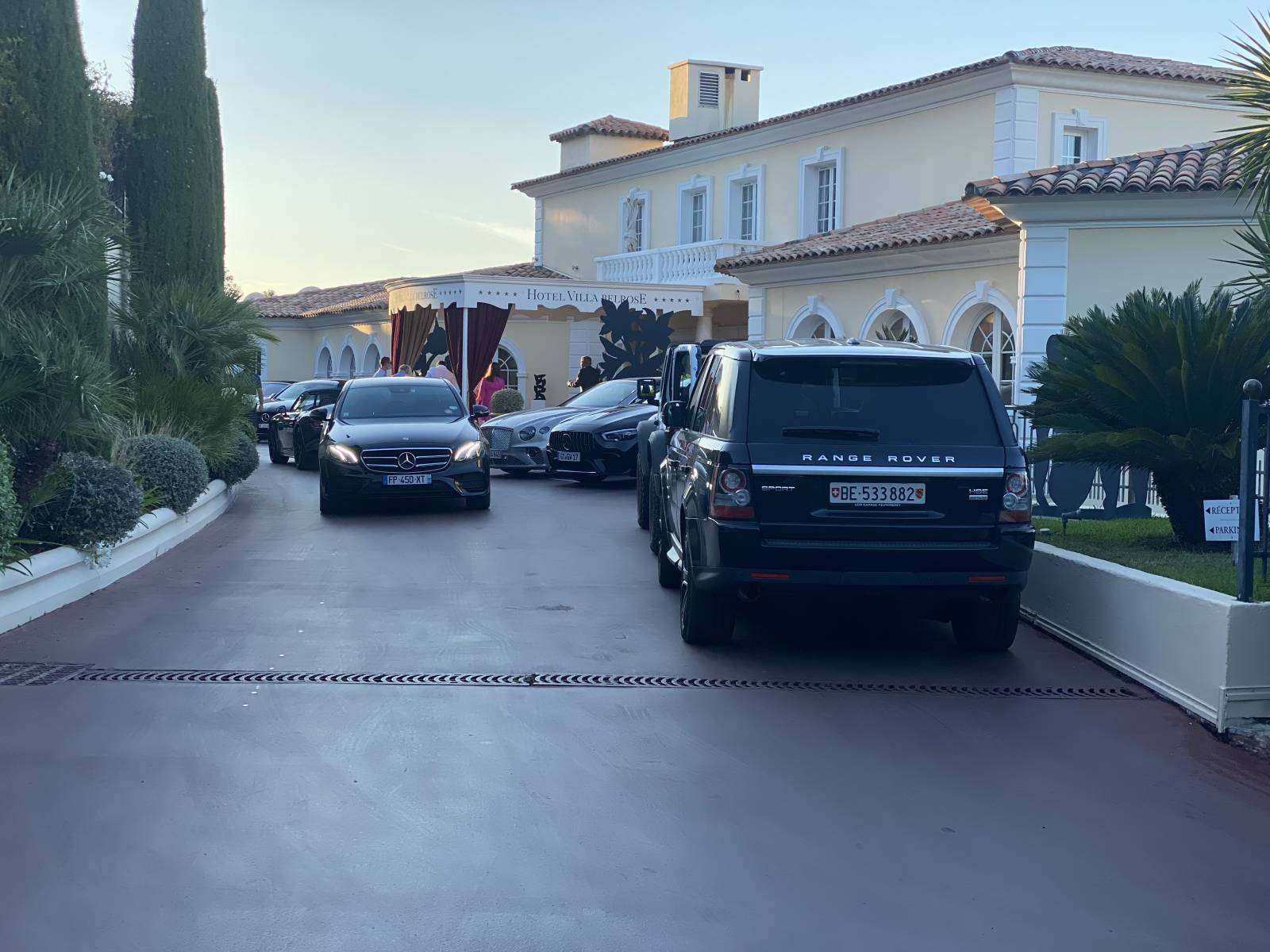 Véhicule haut de gamme avec chauffeur privé à louer pour excursion touristique Paris Île-de-France