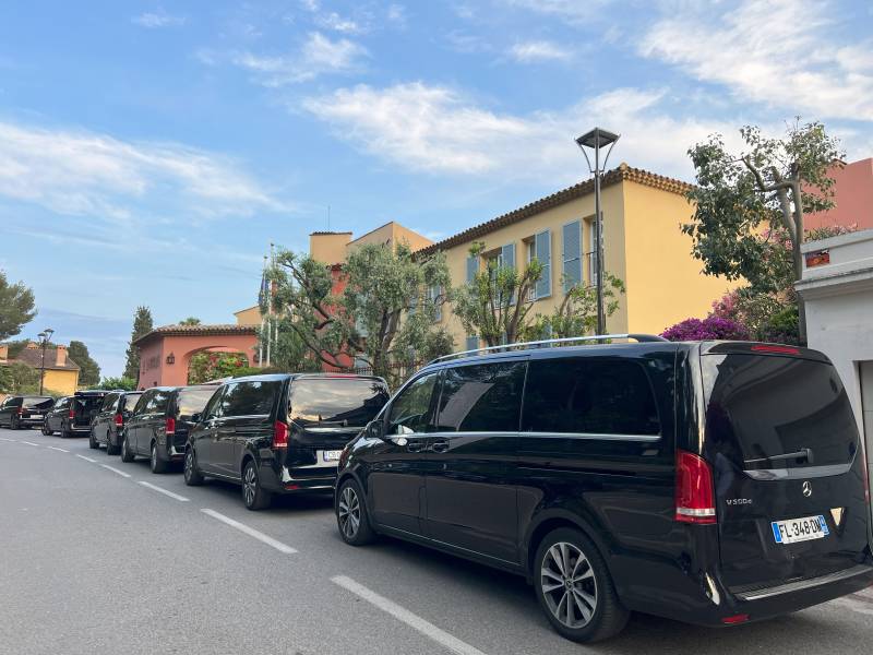 Location de vans avec chauffeur VTC pour transport dans les calanques lors d'un séminaire à Marseille