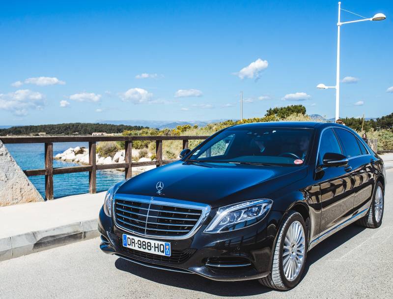 Louer un véhicule de luxe Mercedes Classe E avec chauffeur pour un mariage sur Saint Tropez