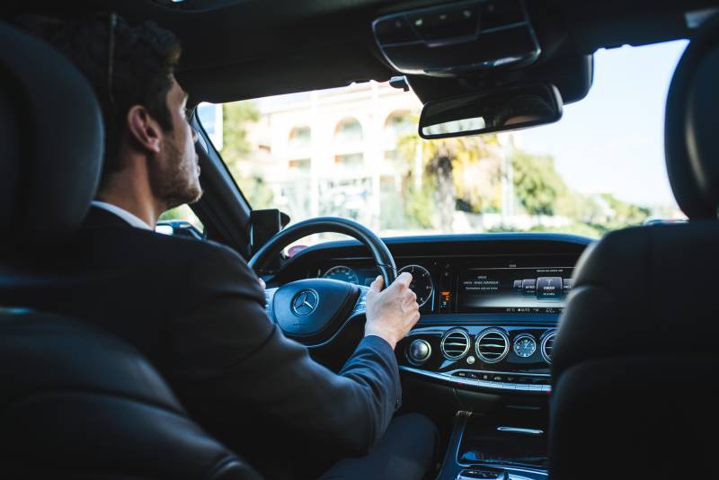 Location de véhicule de luxe avec chauffeur pour évènement privé ou professionnel en France et en Suisse