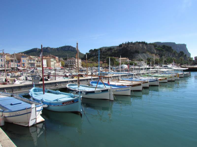se rendre à cassis en voiture de prestige avec chauffeur